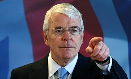 John Major insta a May a parar el proceso de Brexit